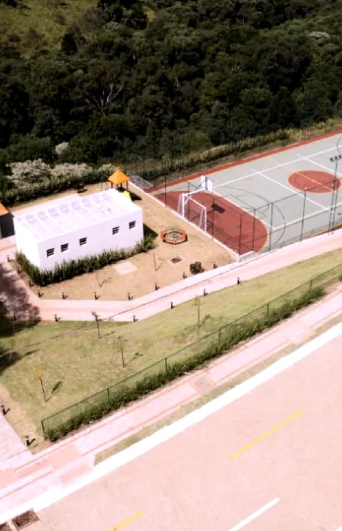 Vista aérea das quadras poliesportivas e do playground do condomínio