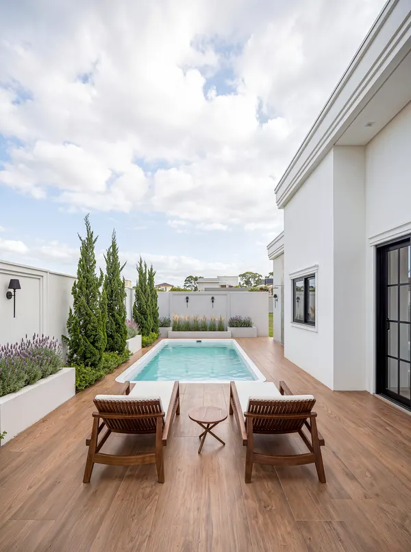 Espreguiçadeiras no deck voltadas para a piscina